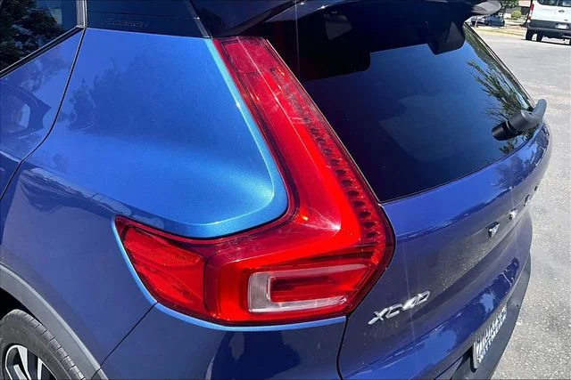 Used 2020 Blue Metallic Volvo R-Design image 29