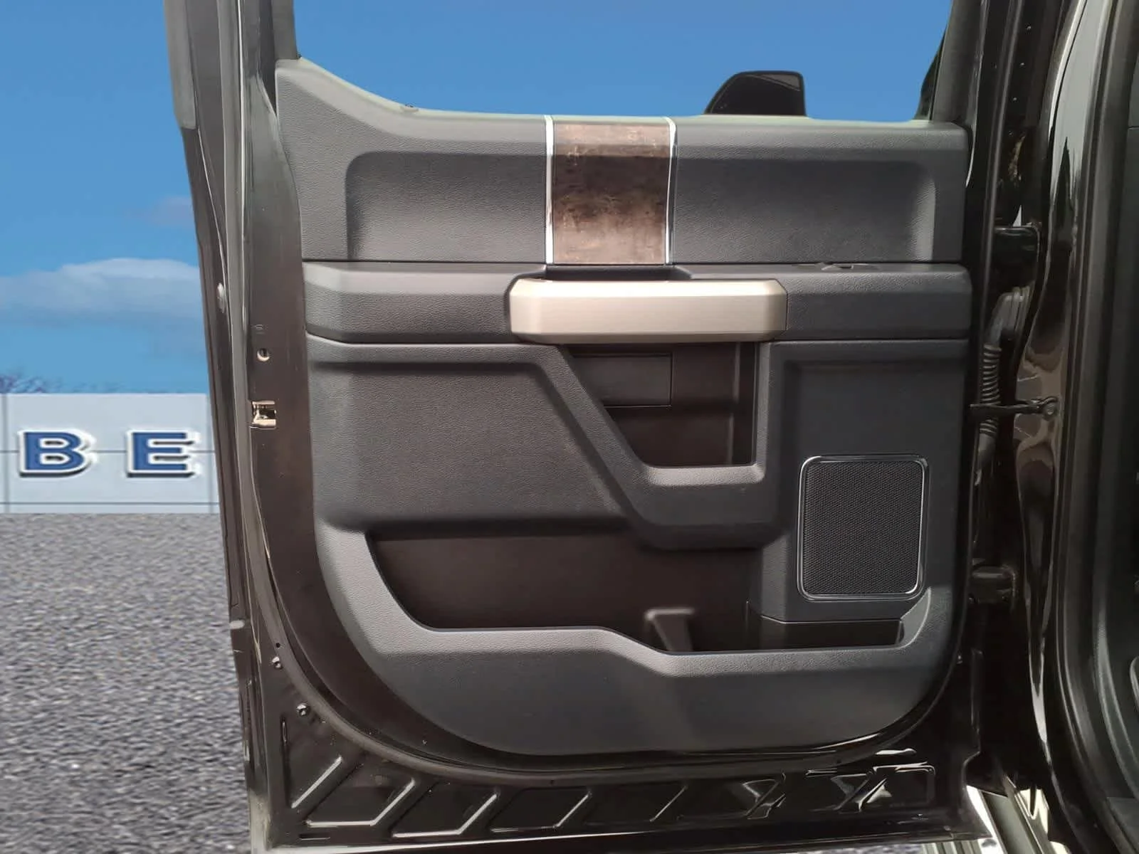 Used 2022 Agate Black Metallic Ford LARIAT image 27