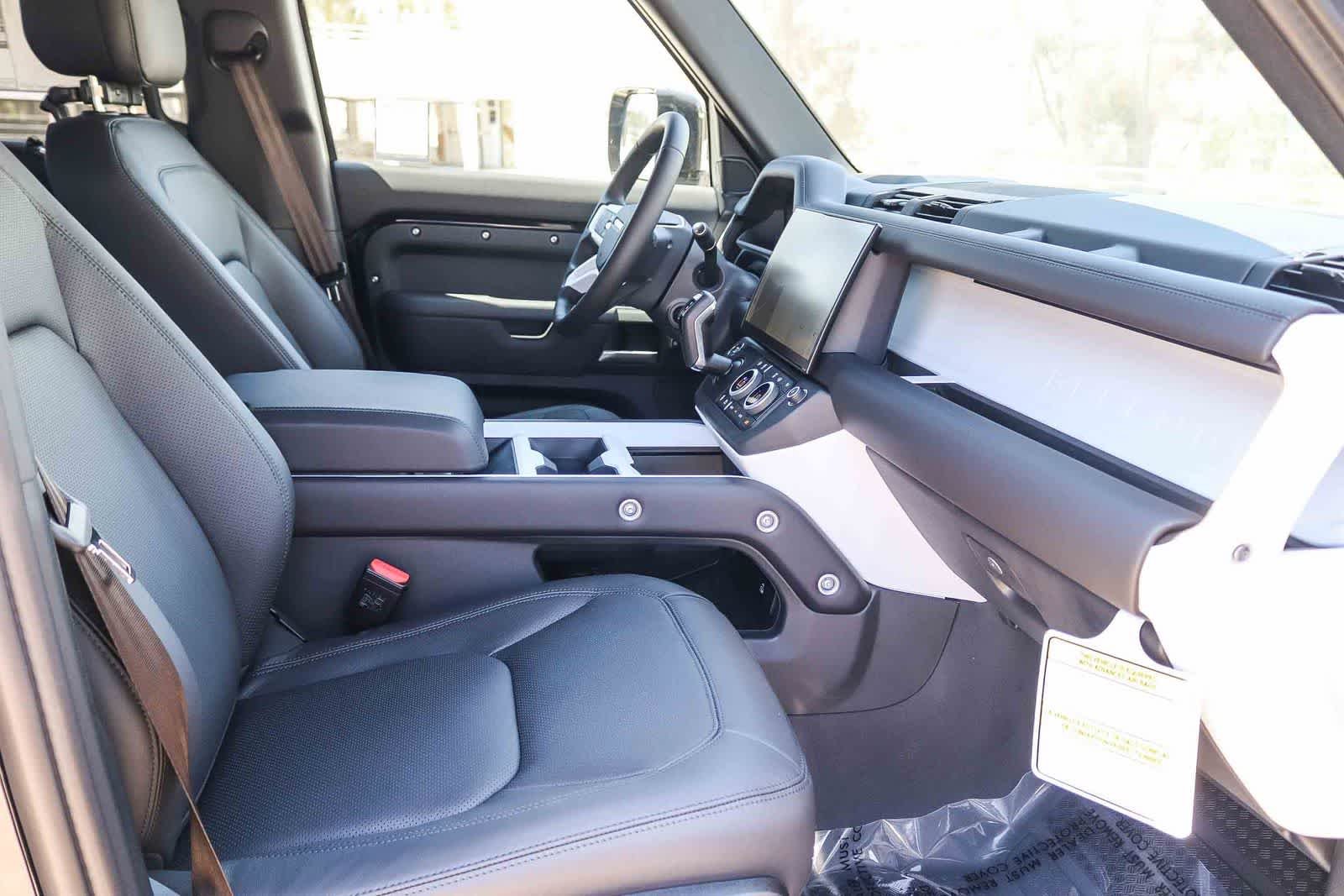 New 2026 Santorini Black Land Rover X-Dynamic SE image 15