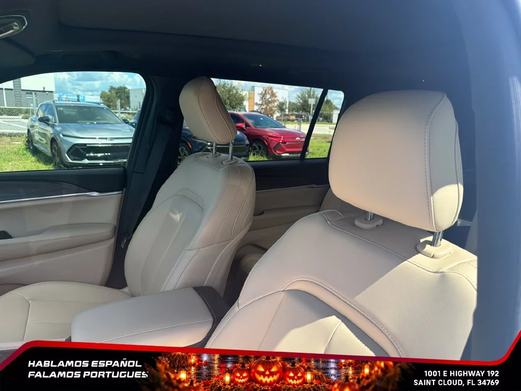 Used 2025 White Jeep Limited 4x4 image 15