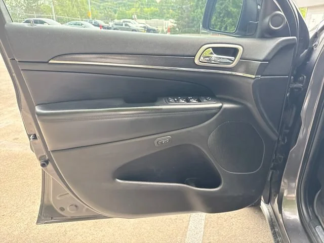 Used 2018 Crystal Metallic Jeep Limited image 15