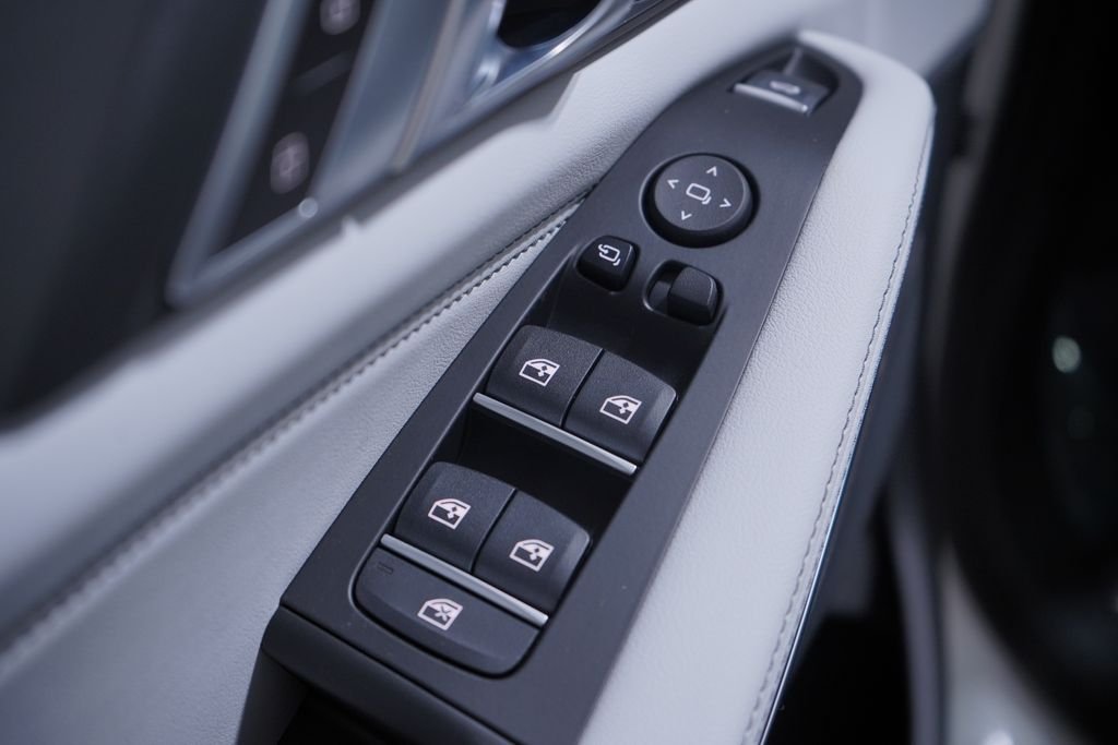 New 2026 Alpine White BMW sDrive40i image 11