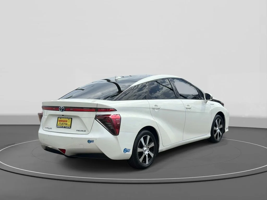 Used 2018 CRYSTAL WHITE Toyota Base image 5