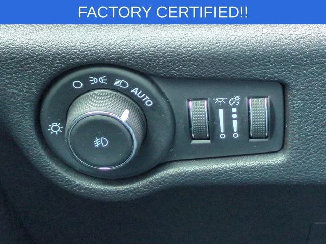 Used 2025 White Chrysler Limited image 22