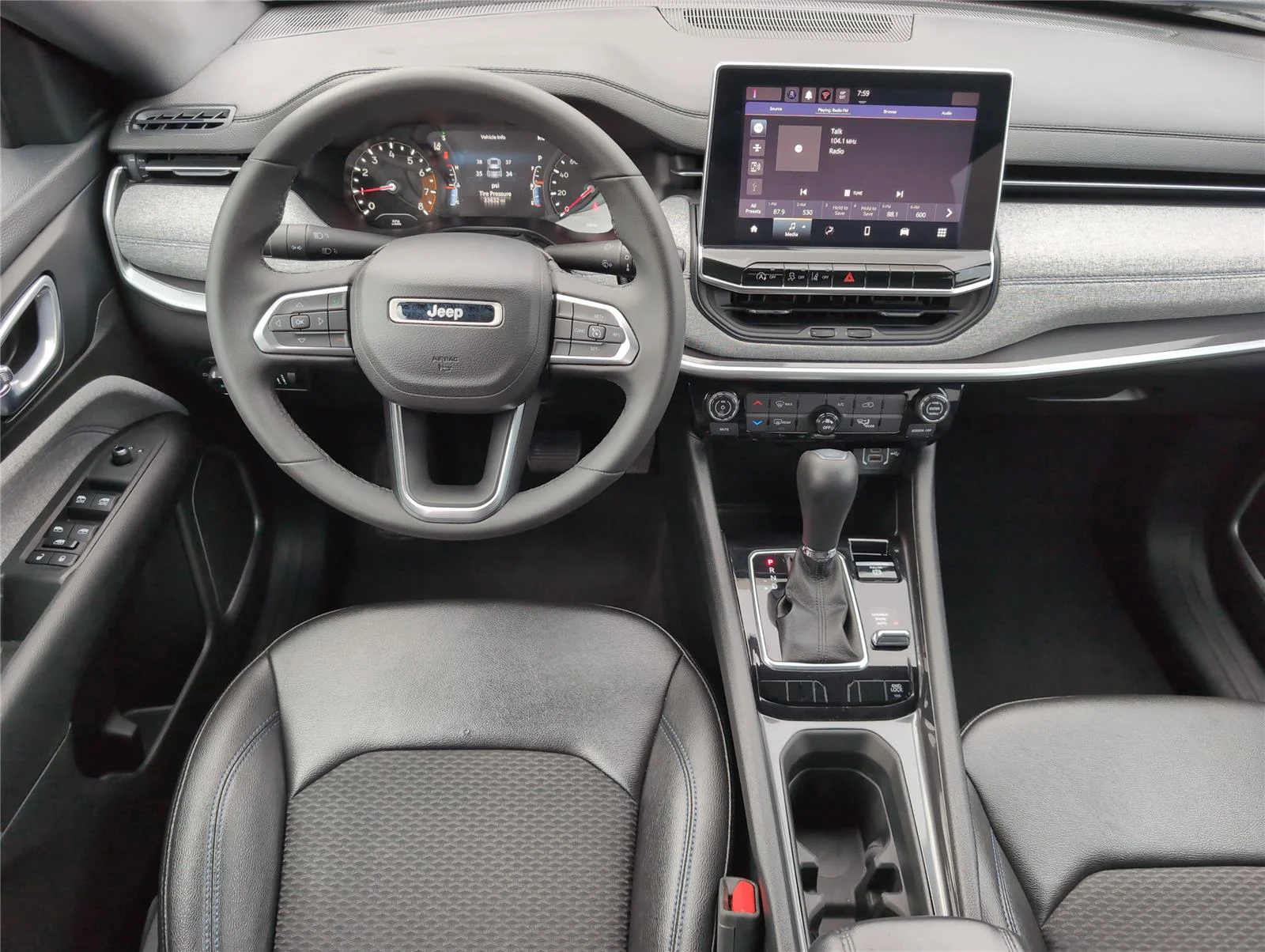 Used 2024 Diamond Black Crystal Pearlcoat Jeep Latitude image 25