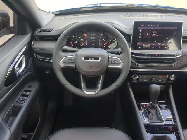 New 2026 Hydro Blue Pearl-Coat Exterior Paint Jeep Latitude image 18