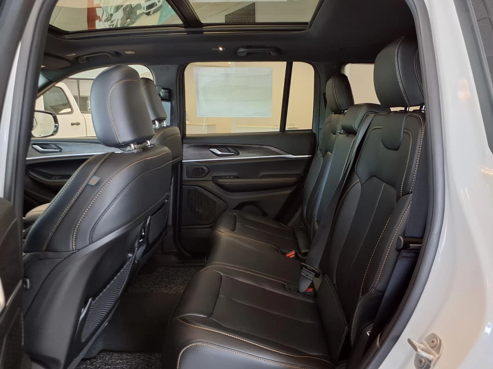 New 2026 Bright White Clear-Coat Exterior Paint Jeep  image 5