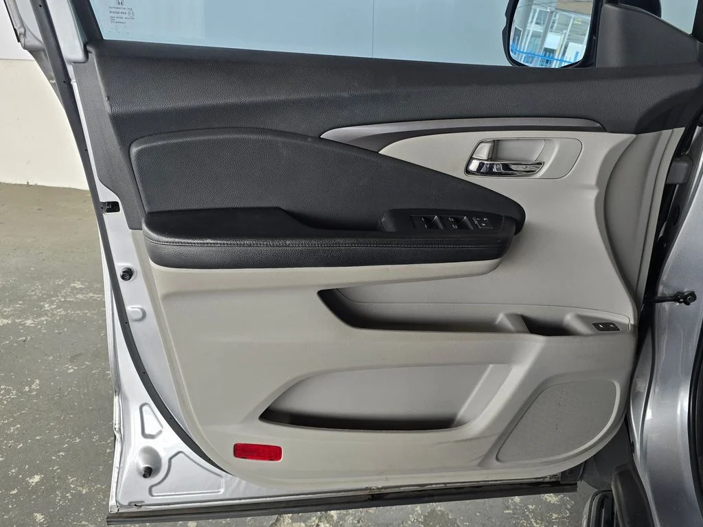 Used 2016 Silver Honda EX-L image 19