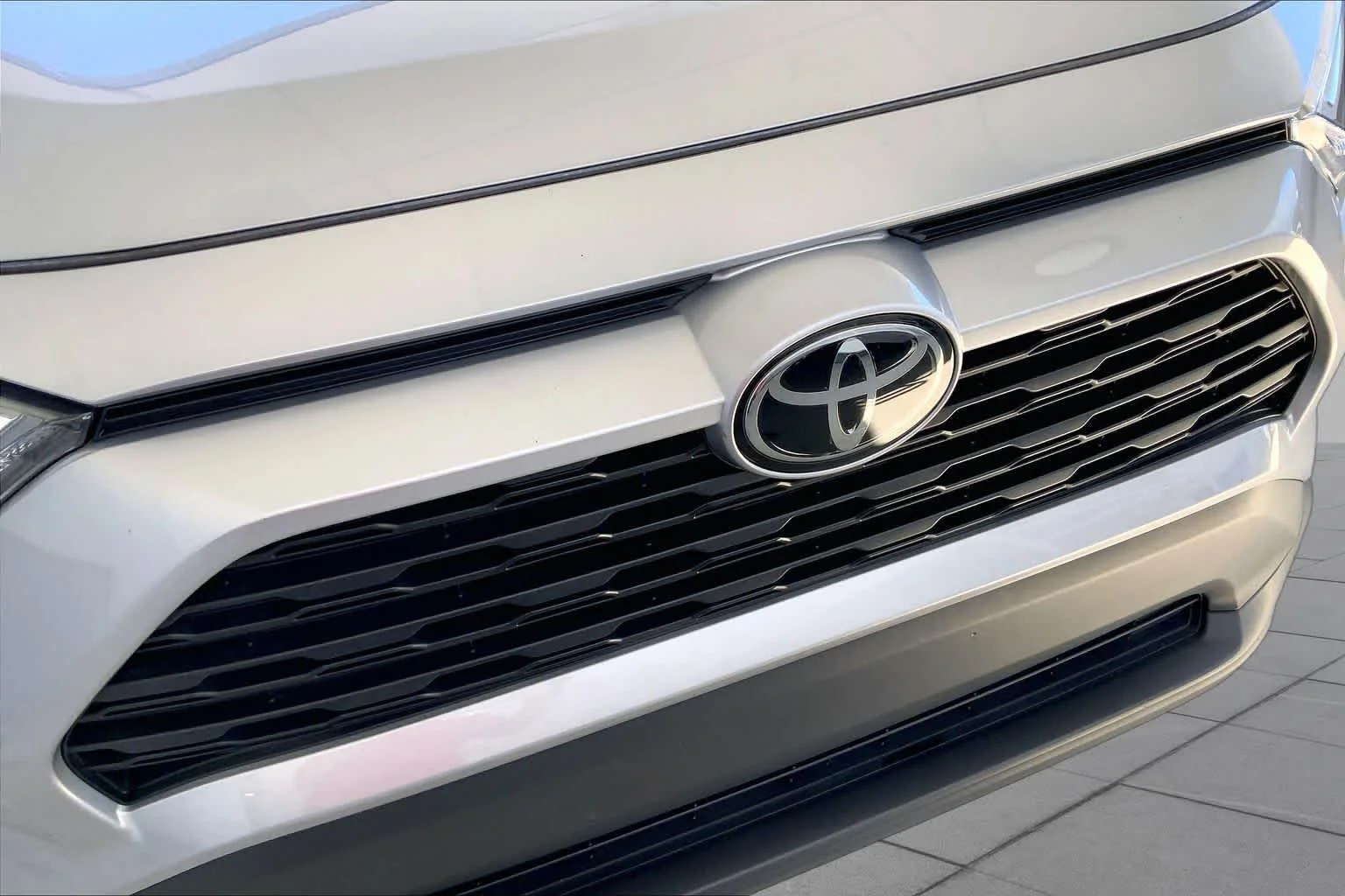 Used 2025 Silver Sky Metallic Toyota XLE image 29