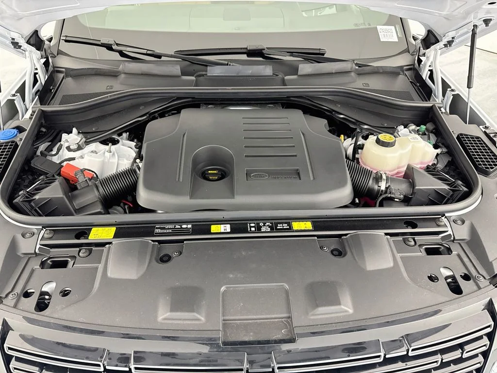 New 2026 Ostuni Pearl White Land Rover SE image 31