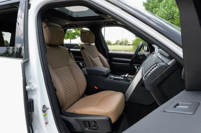 Used 2025 White Land Rover Dynamic SE image 44