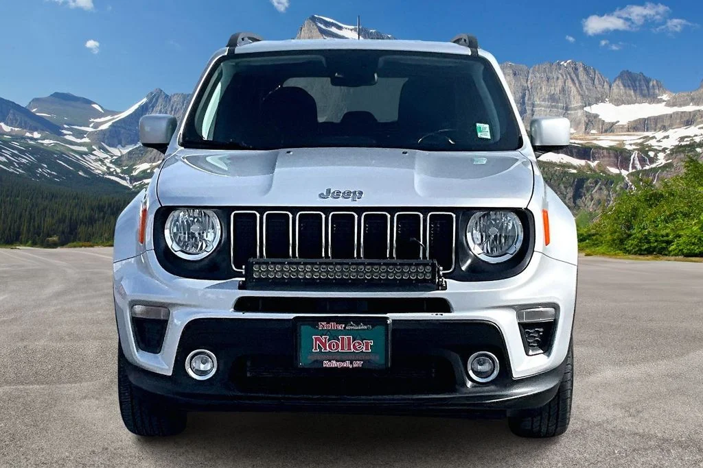 Used 2021 Silver Jeep Latitude image 3