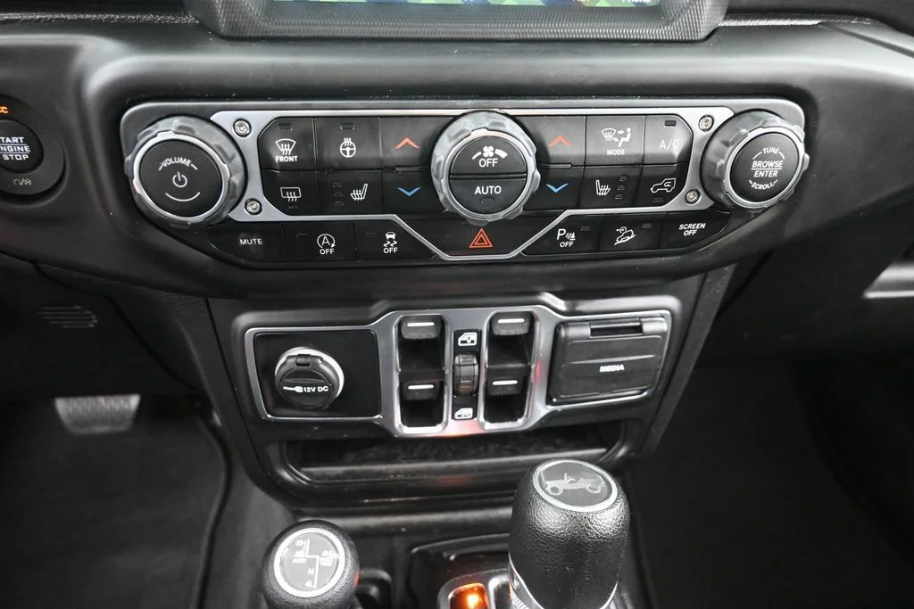 Used 2019 White Jeep Unlimited Sahara image 19