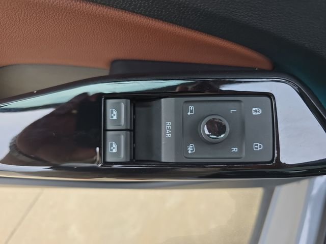 Used 2021  Volkswagen Pro S image 31