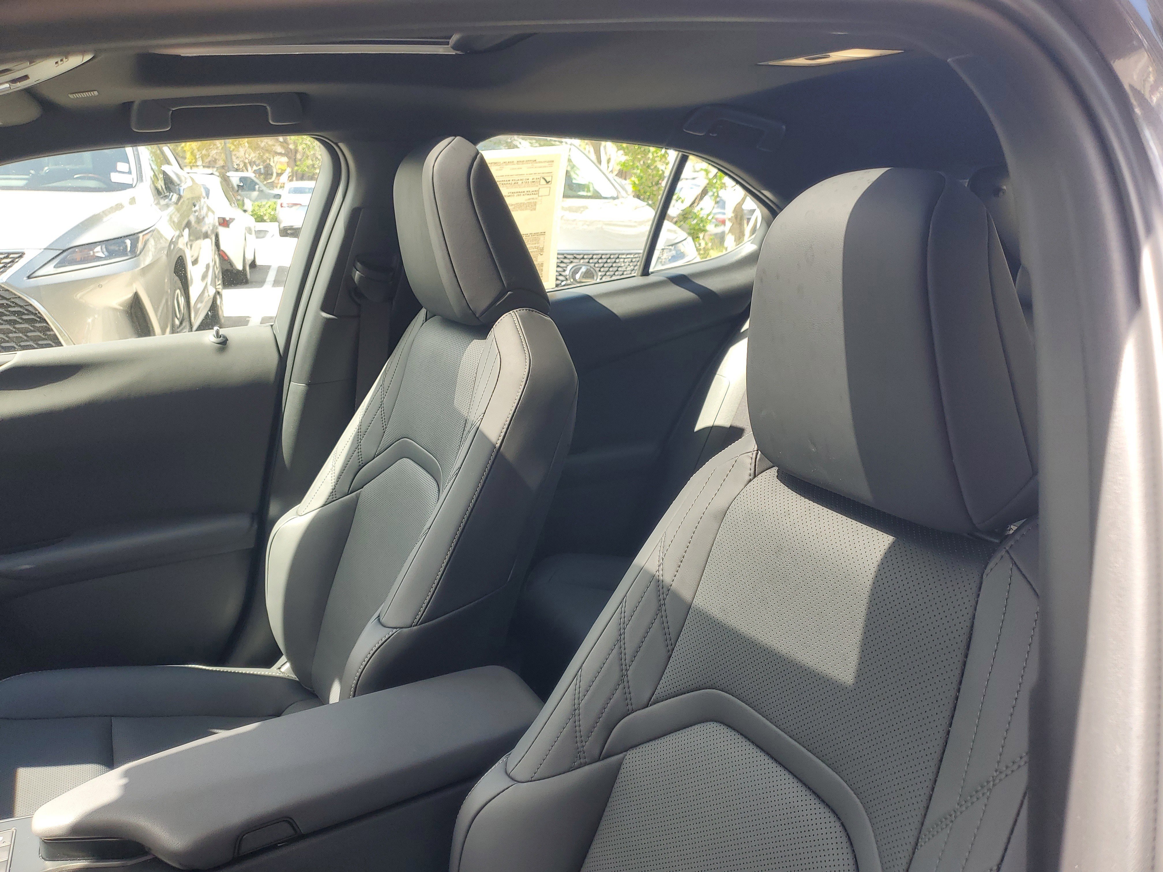 2025 Lexus UX Hybrid 300h - Photo 17