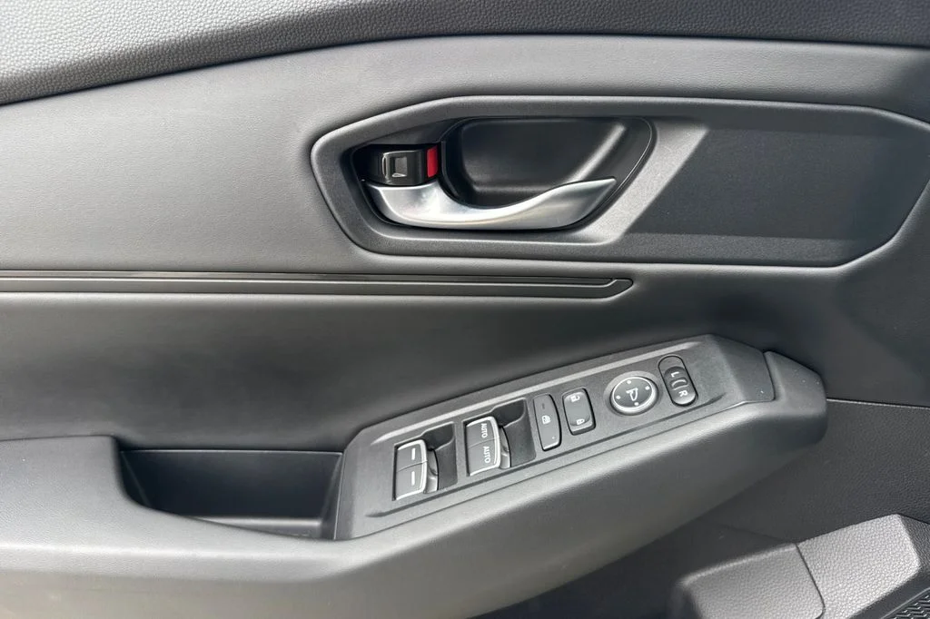 Used 2025  Honda SE image 13