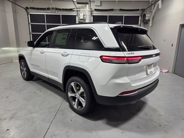 New 2026 Bright White Clear-Coat Exterior Paint Jeep Limited image 9
