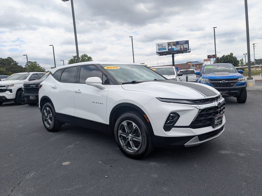 Used 2025 Summit White Chevrolet LT image 3
