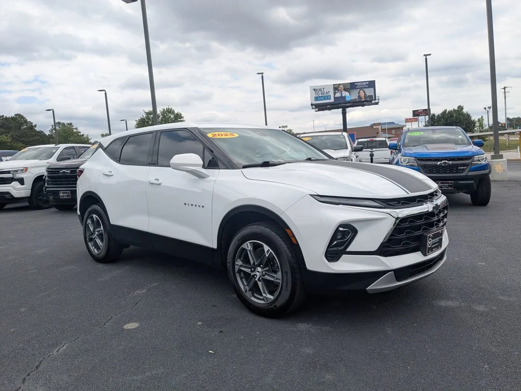 Used 2025 Summit White Chevrolet LT image 3