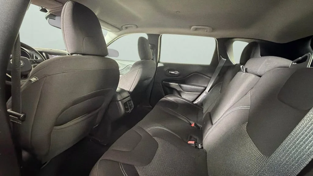 Used 2021 Orange Jeep Latitude FWD image 26