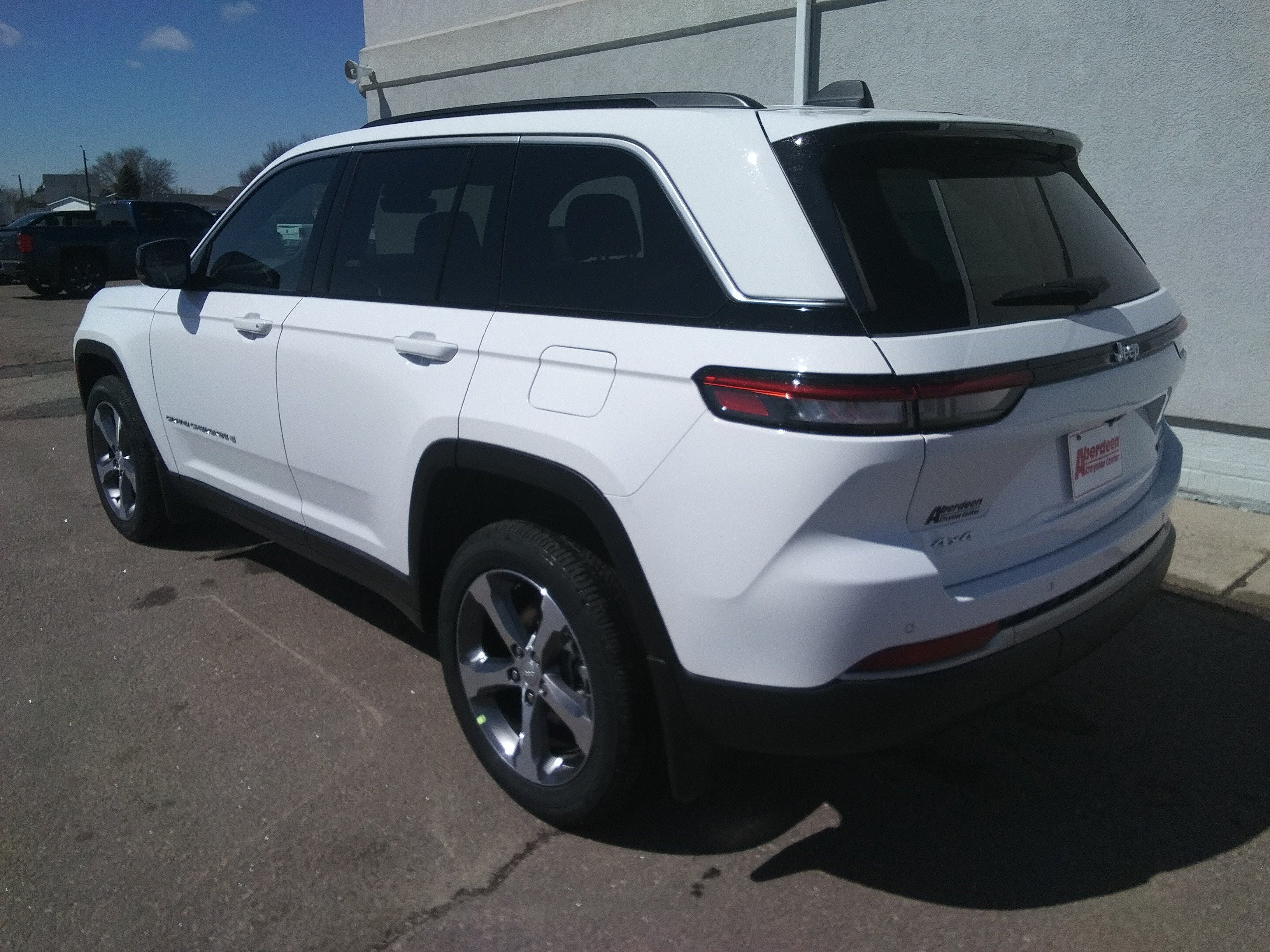 New 2026 Bright White Clear-Coat Exterior Paint Jeep Limited image 7