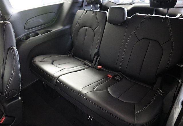 2025 Chrysler Pacifica Select - Photo 10