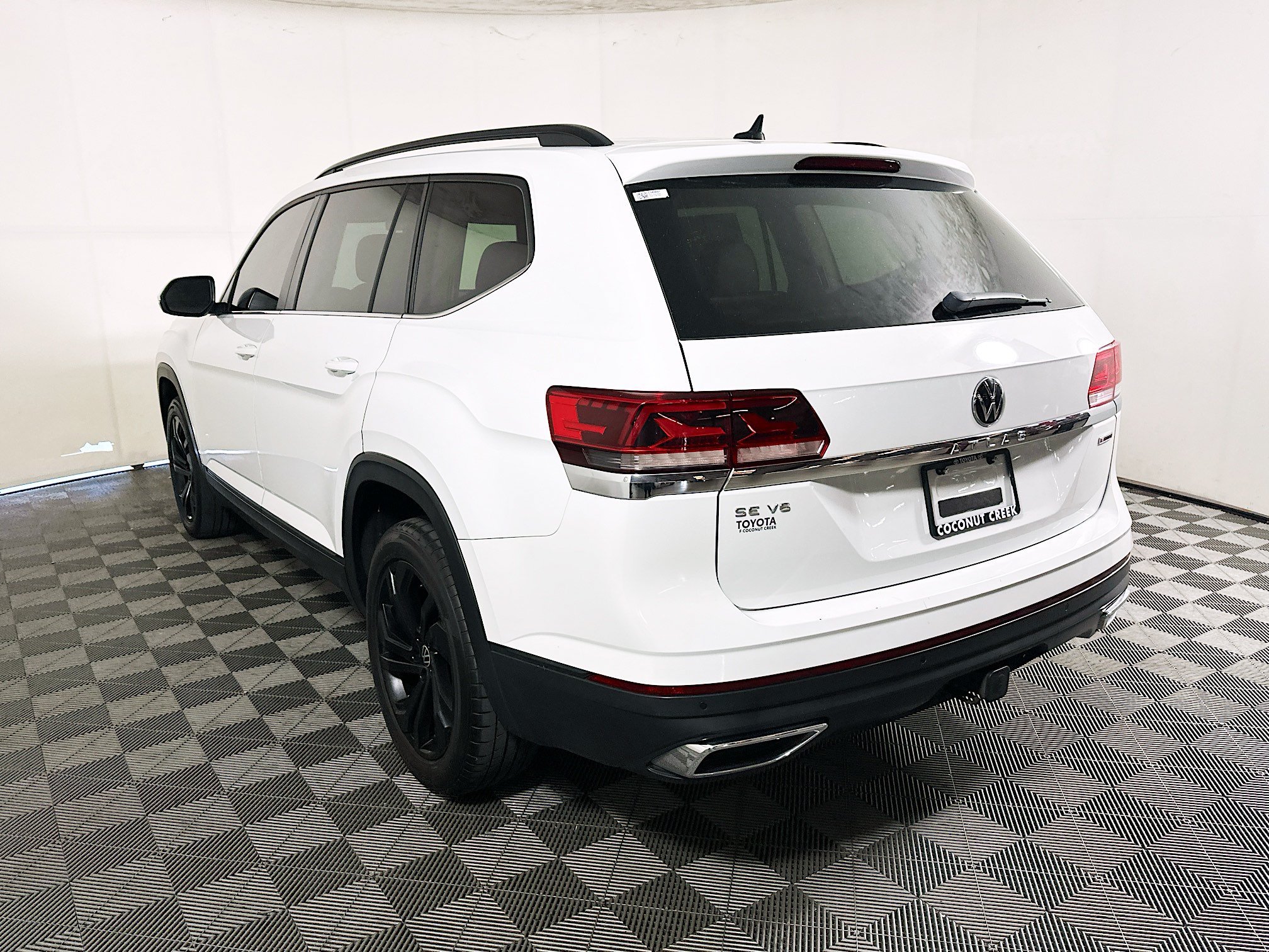 Used 2022 White Volkswagen 3.6L V6 SE w/Technology image 5