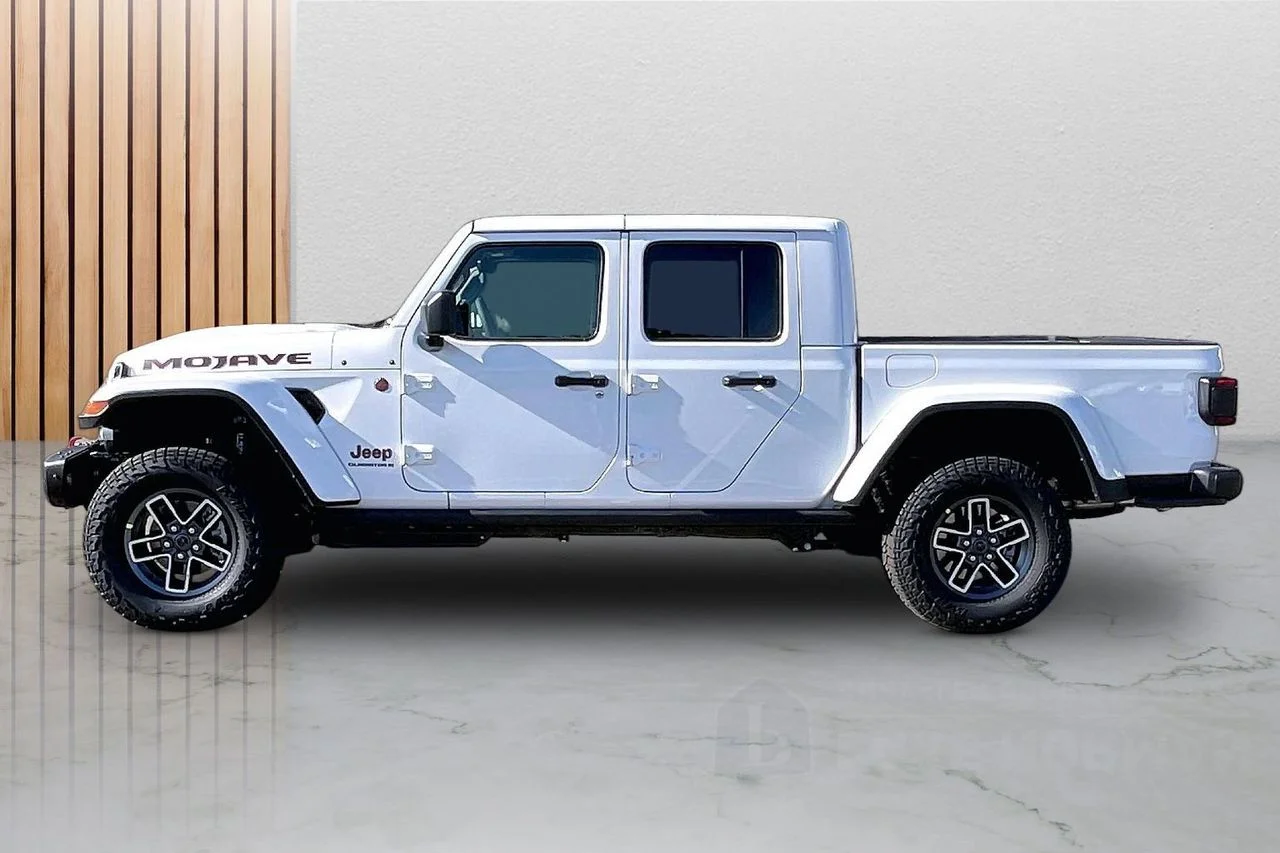 New 2026 Bright White Clear-Coat Exterior Paint Jeep Mojave X image 6