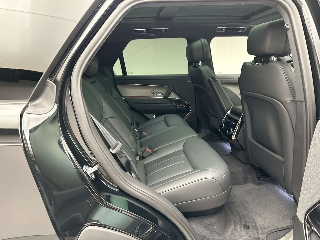 Used 2025 Santorini Black Metallic Land Rover SE image 5