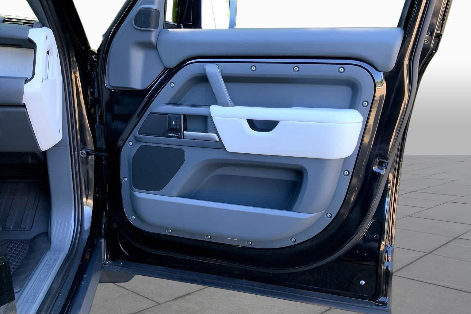 Used 2025 Santorini Black Metallic Land Rover S image 21