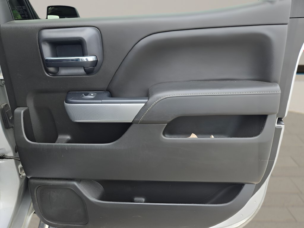 Used 2018 SILVER ICE METALLIC Chevrolet LT image 10