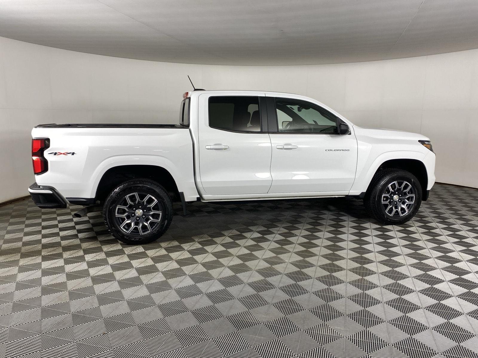 Used 2023 Summit White Chevrolet 4WD LT image 8