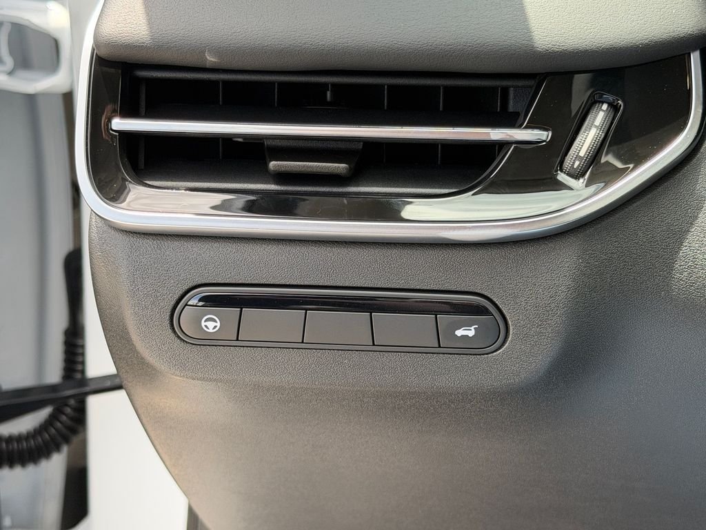 New 2027 RADIANT WHITE INFINITI Luxe FWD image 23