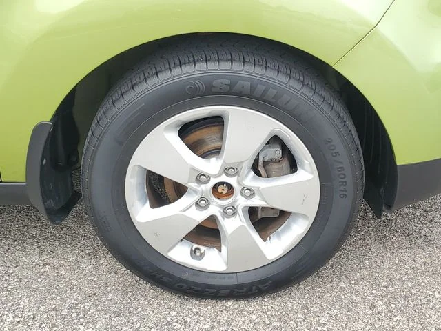 Used 2018 Green Kia Base image 7