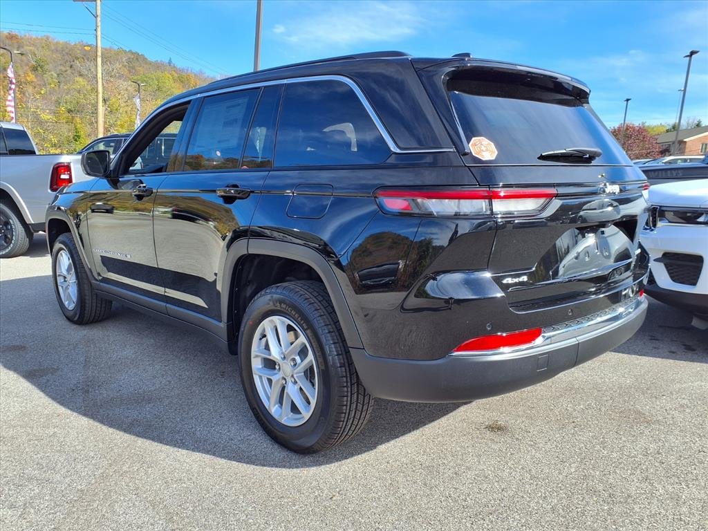 2025 Jeep Grand Cherokee Laredo photo 3