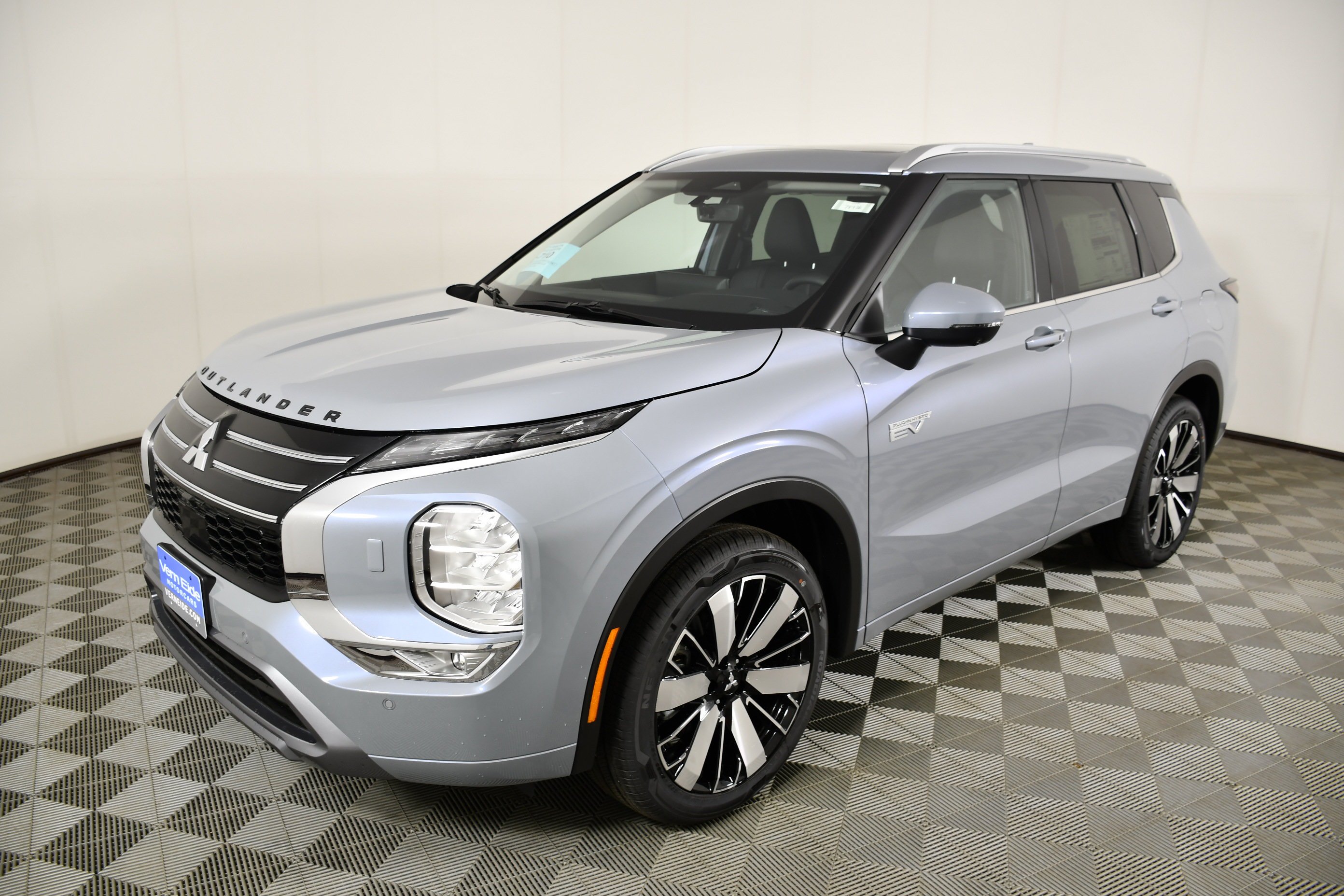New 2026 Moonstone Gray Metallic Mitsubishi SEL image 10
