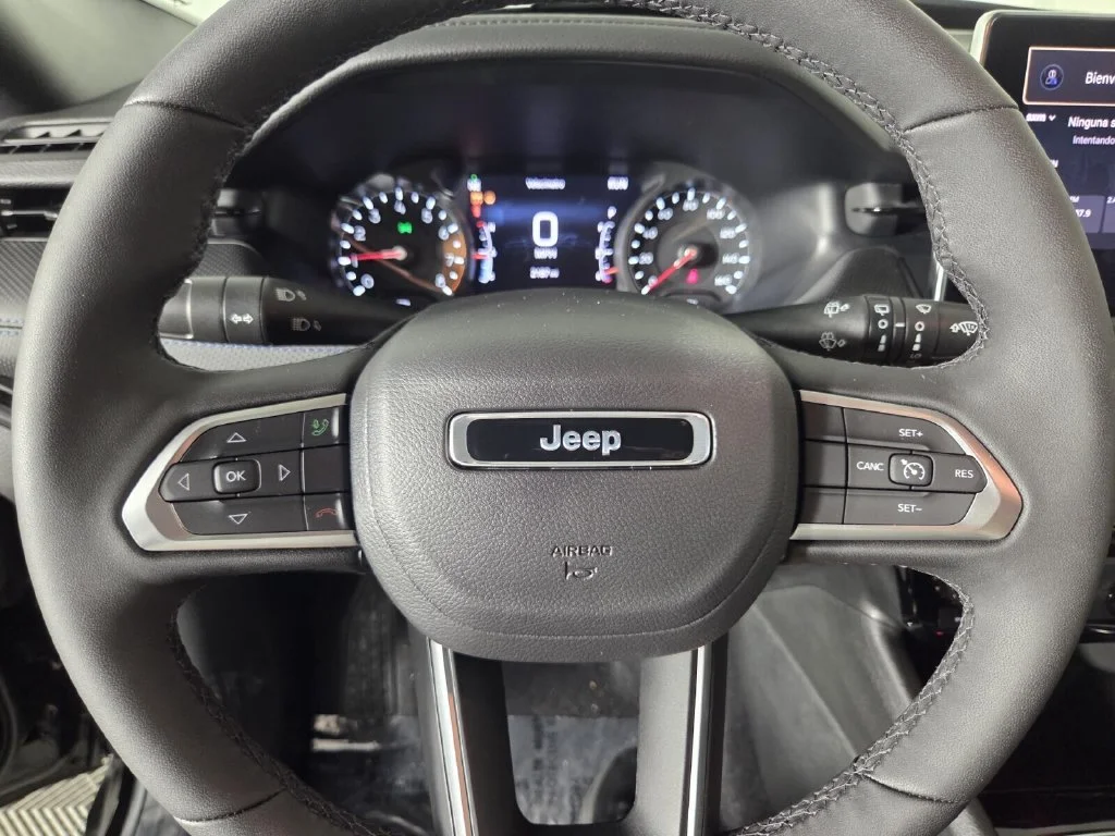 New 2026 Diamond Black Crystal Pearl-Coat Exterior Paint Jeep Latitude Altitude image 13