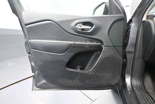 Used 2015 Gray Jeep Limited image 20