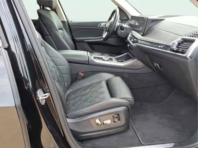 Used 2023  BMW xDrive40i image 25