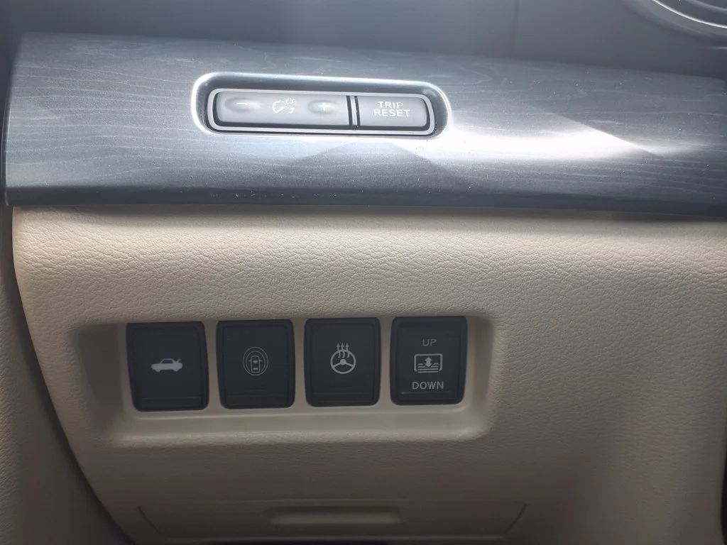 Used 2021 White Nissan Platinum image 30