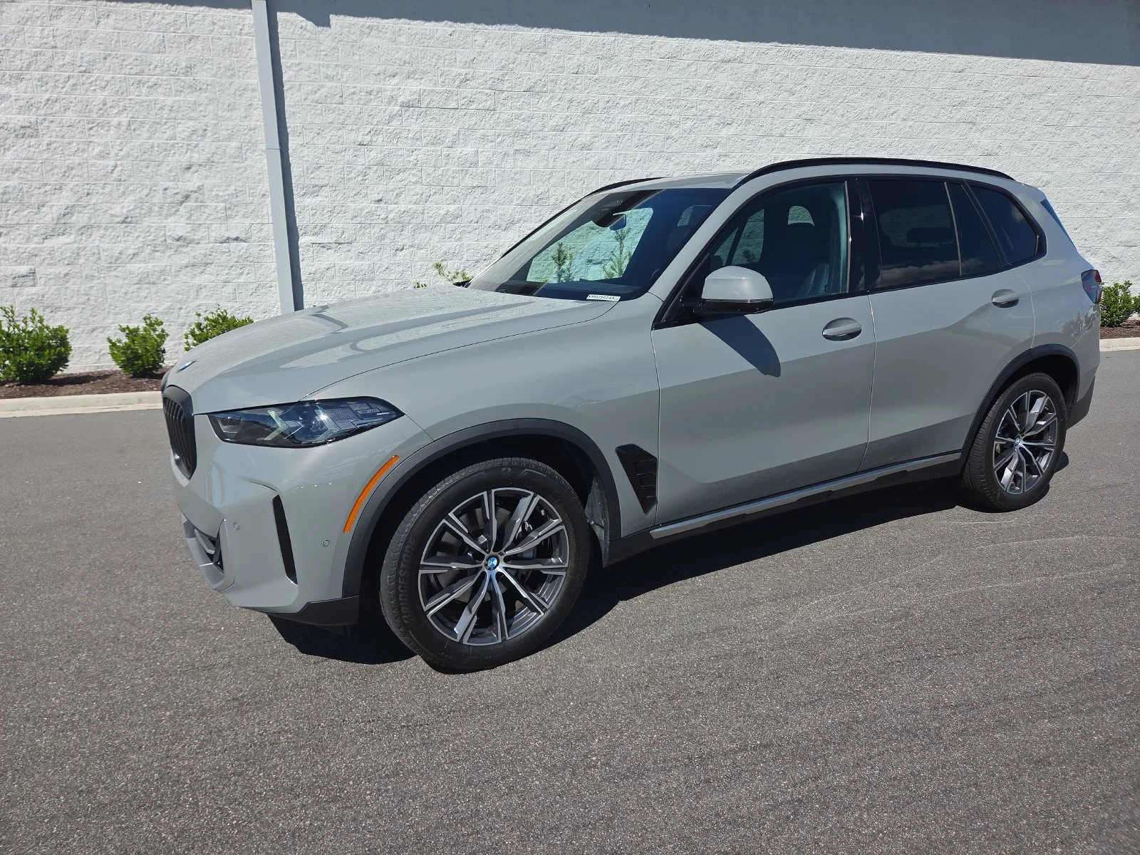 Used 2025 Gray BMW xDrive40i image 1