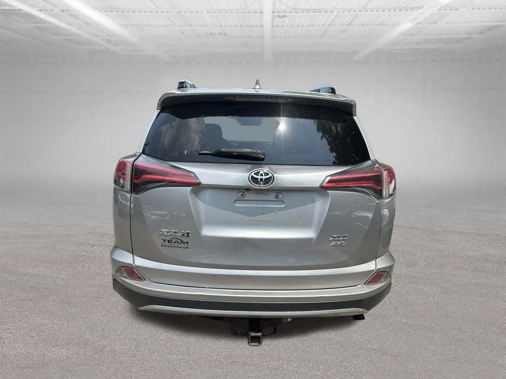 Used 2018 Silver Toyota XLE image 4