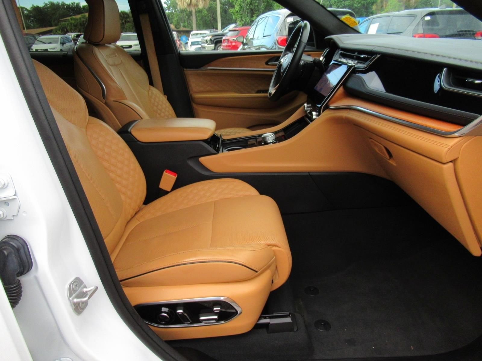 Used 2023 White Jeep Summit image 10