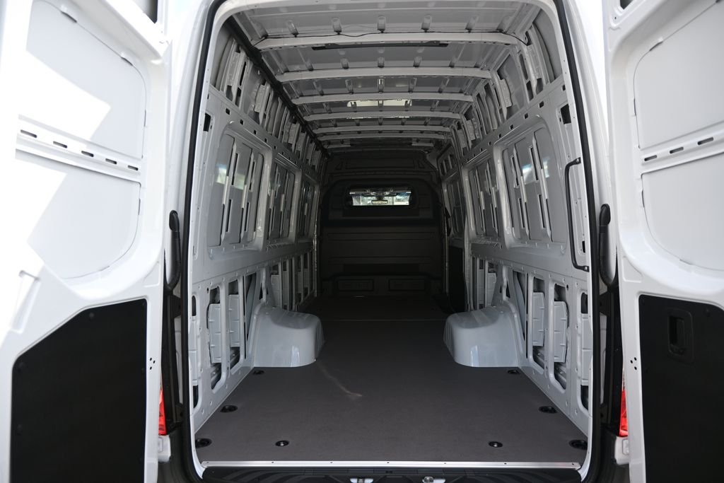 Used 2026 Arctic White Mercedes-Benz Cargo 170 WB image 27