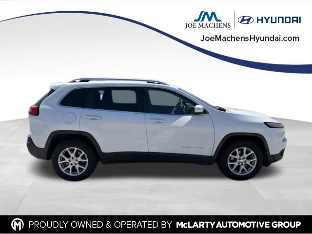 Used 2017 White Jeep Latitude image 6