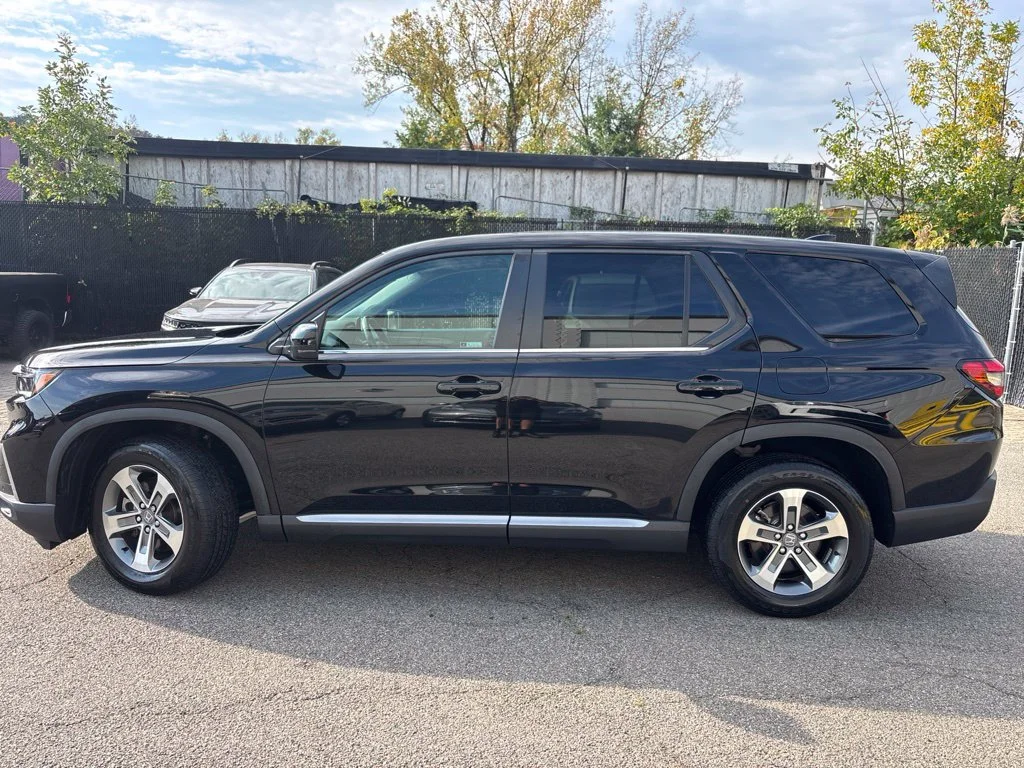 Used 2023 Black Honda EX-L image 3