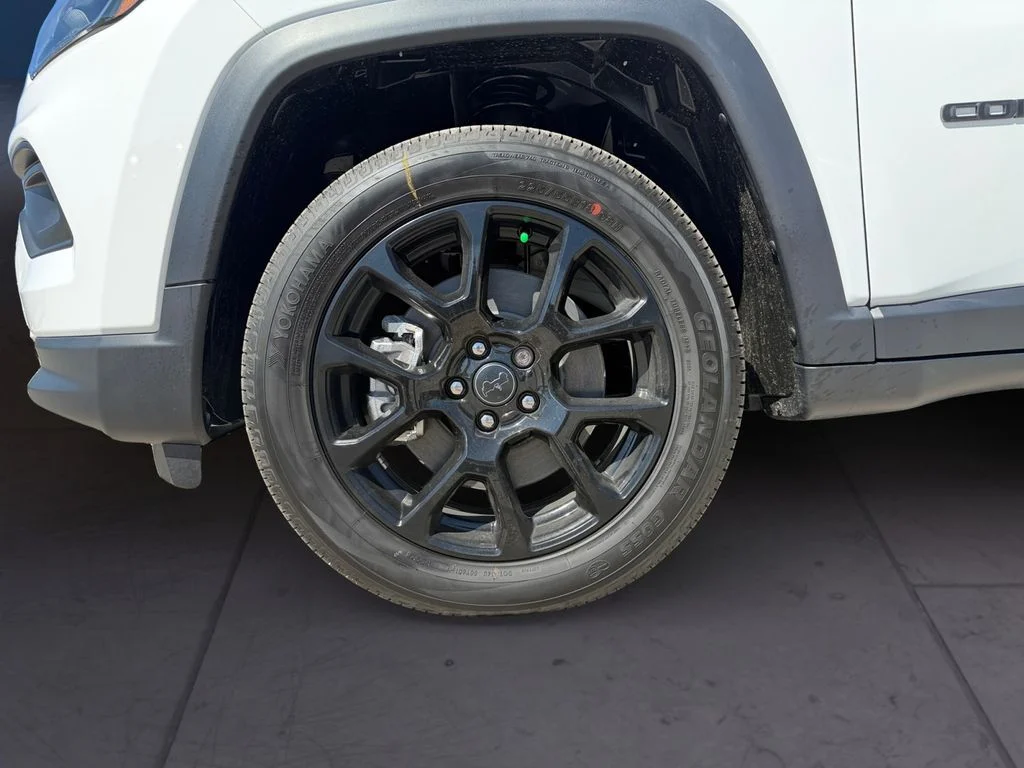 New 2026 White Jeep Latitude image 9
