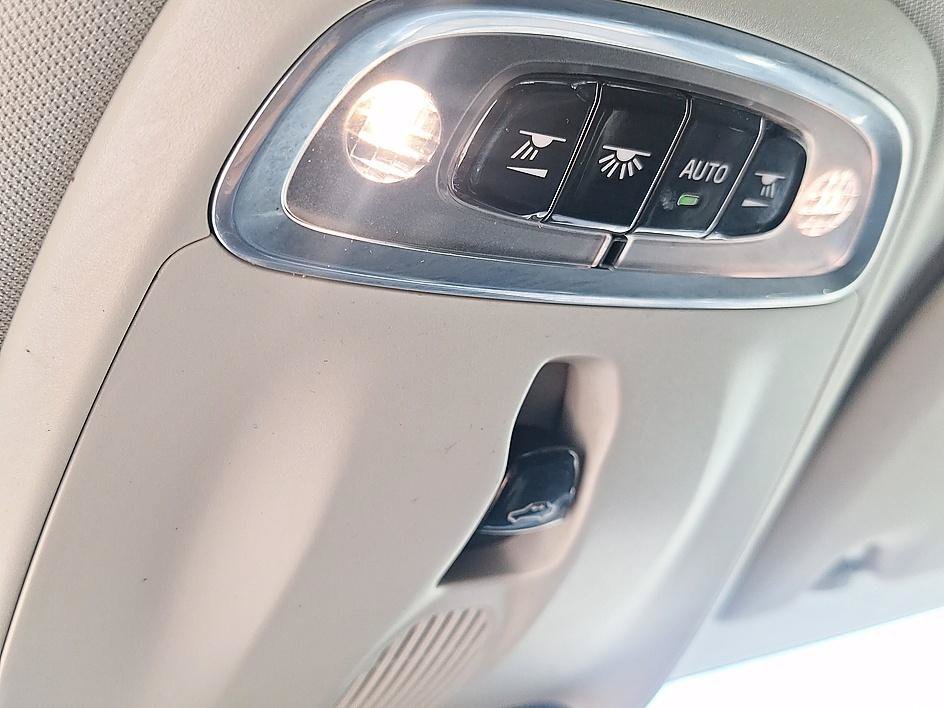 Used 2020 Crystal White Pearl Metallic Volvo Momentum image 31