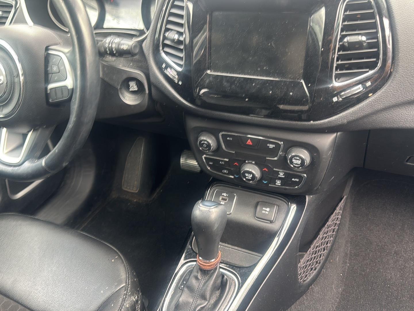 Used 2021  Jeep Latitude image 10