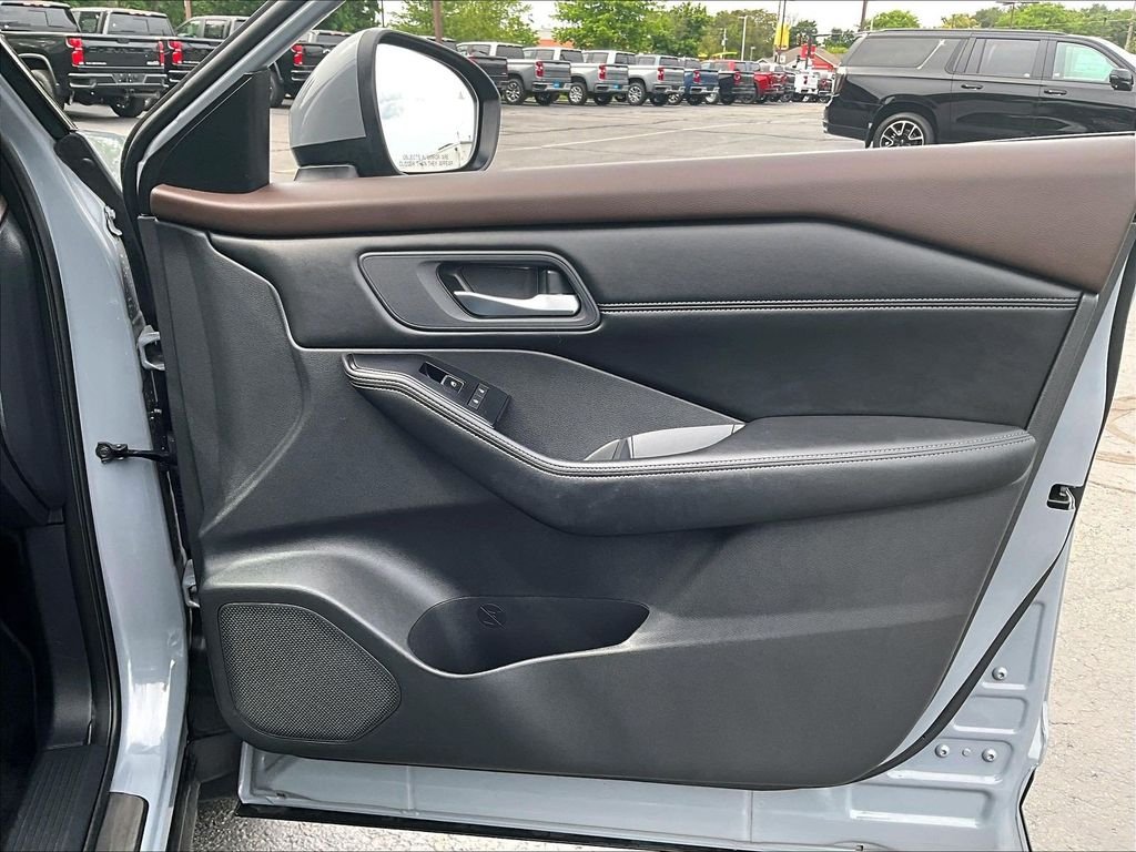 Used 2023 Gray Nissan SL image 12